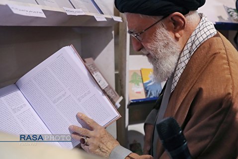 قائد انقلاب اسلامی نے تہران میں عالمی کتابی میلے کا دورہ کیا