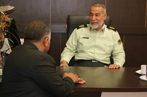 آیت الله محقق کابلی کے دفتر کے ذمہ داروں کی قم پولیس کے کمانڈر سے ملاقات