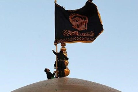 محرم کی آمد پر حرم امام رضا(ع) کا پرچم تبدیل