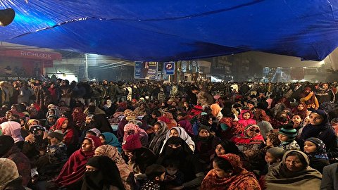 ہندوستان میں سی اے اے اور این آر سی کے خلاف مظاہرے جاری / آعظم گڑہ میں خواتین پر پولیس کا لاٹھی چارج