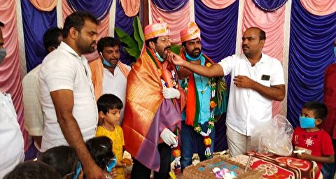 بی جے پی لیڈر نے لاک ڈائون کی دھجیاں اڑائی، سینکڑوں حامیوں کے ساتھ سالگرہ منائی