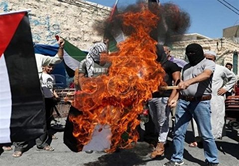 فلسطینیوں نے منافقانہ اقدام پر متحدہ عرب امارات کے پرچم کو نذر آتش کیا