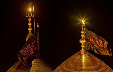 روضہ مبارک امام حسین(ع) اور روضہ مبارک حضرت عباس(ع) کے گنبدوں پر سیاہ علم نصب و عزاخانہ میں تبدیل