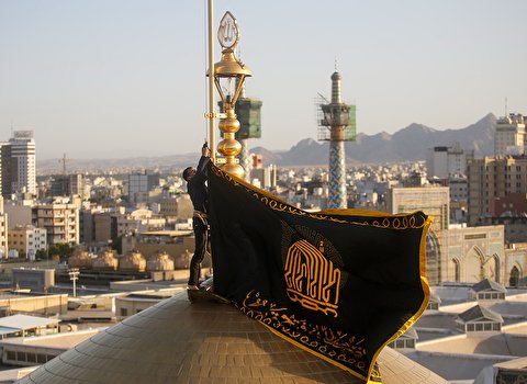 روضہ امام رضا علیہ السلام کے گنبد پر پرچم نصب