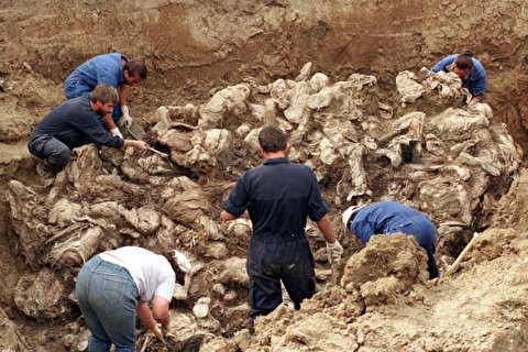 رقہ میں دریافت ہونے والیاجتماعی قبروں سے ۵۷ فوجیوں کی لاشیں ملی جنہیں داعش نے پھانسی دی تھی